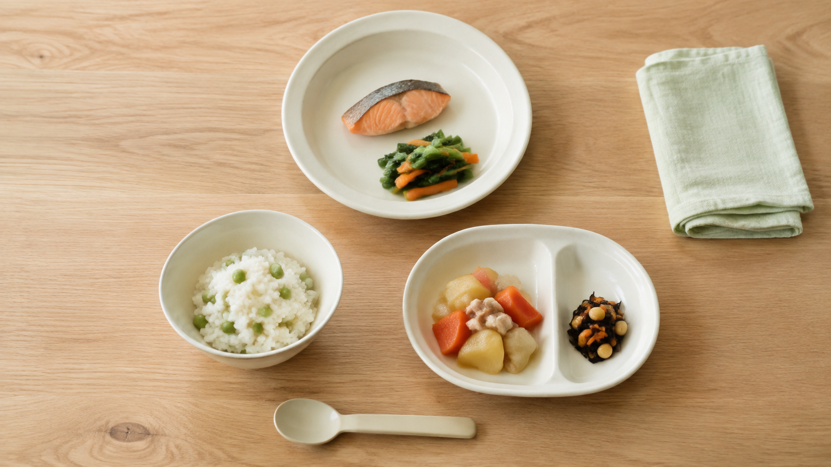 少量の料理を浅皿、ボウル、仕切り皿に盛り、形の違いを見比べる食卓
