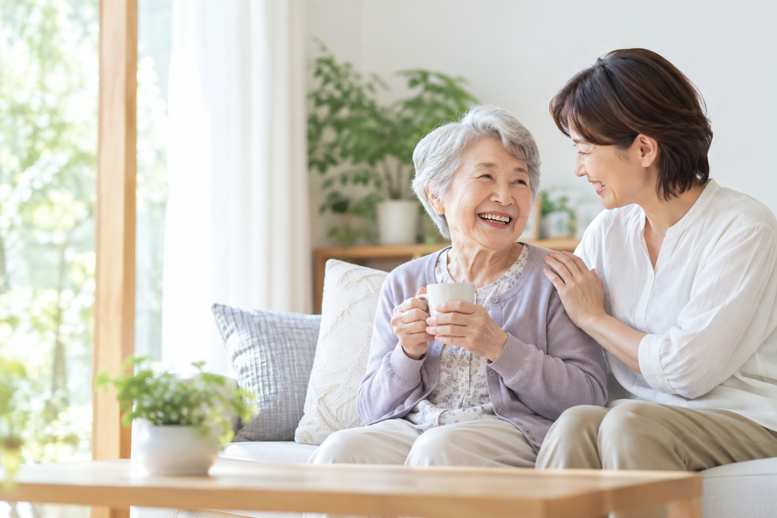 親と家族が自宅で過ごしている様子